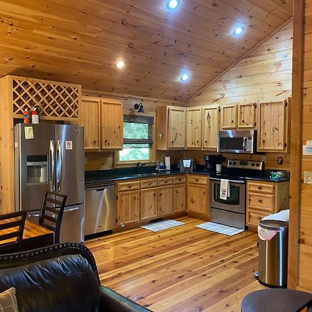 הוילה Cherry Log The Cozy Lazy Laurel With Year-Round Mountain Views, Hot Tub, Fire Pit מראה חיצוני תמונה