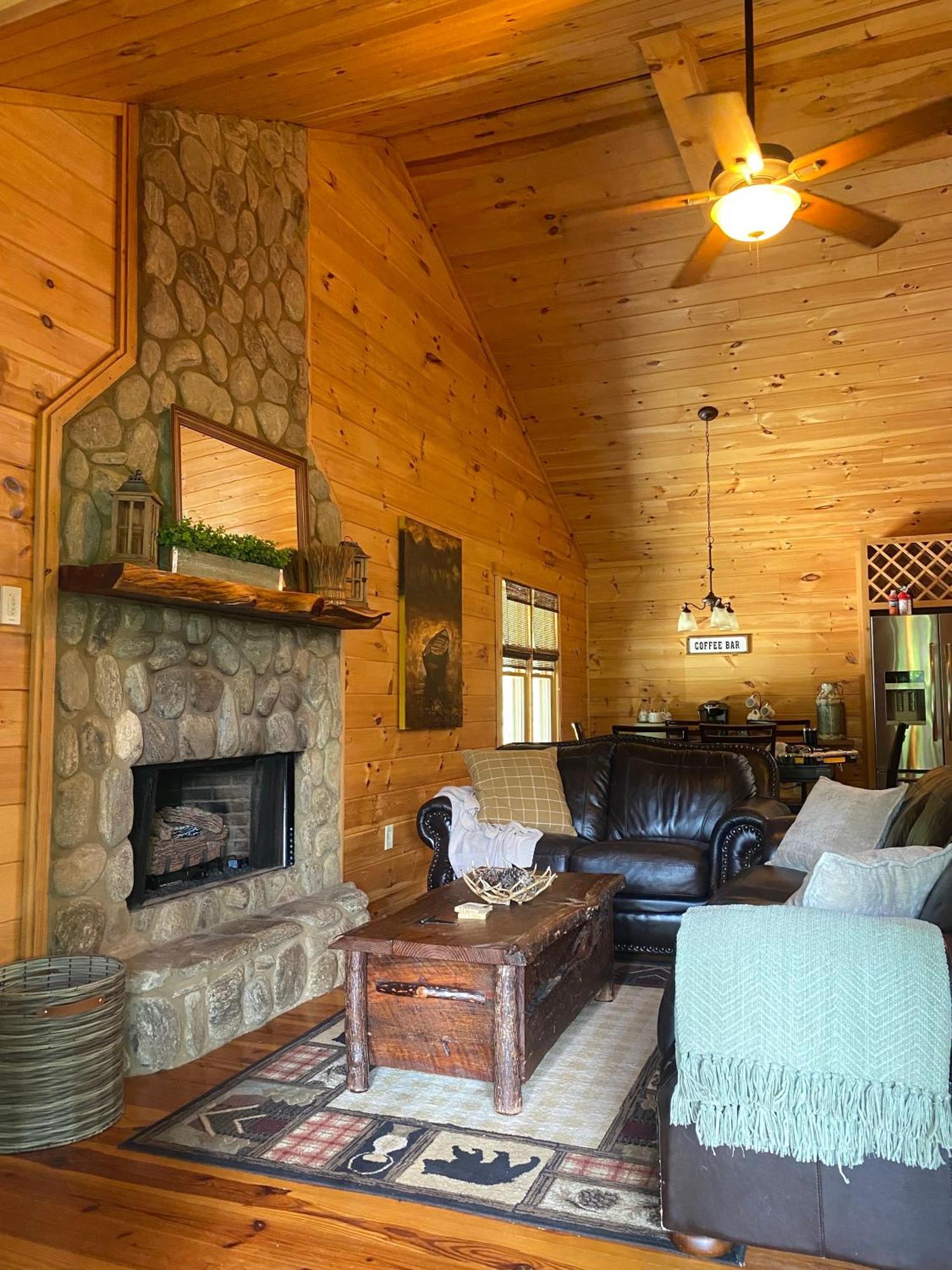 הוילה Cherry Log The Cozy Lazy Laurel With Year-Round Mountain Views, Hot Tub, Fire Pit מראה חיצוני תמונה