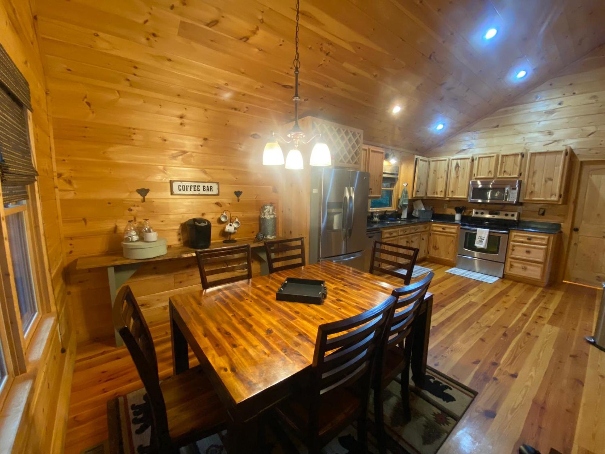 הוילה Cherry Log The Cozy Lazy Laurel With Year-Round Mountain Views, Hot Tub, Fire Pit מראה חיצוני תמונה