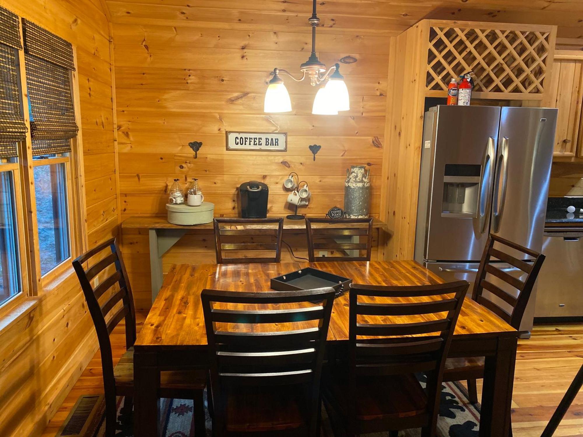 הוילה Cherry Log The Cozy Lazy Laurel With Year-Round Mountain Views, Hot Tub, Fire Pit מראה חיצוני תמונה