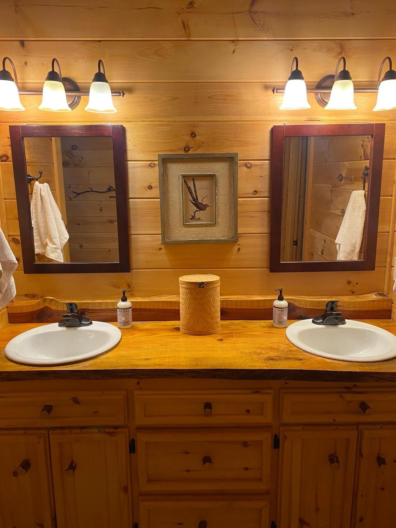 הוילה Cherry Log The Cozy Lazy Laurel With Year-Round Mountain Views, Hot Tub, Fire Pit מראה חיצוני תמונה