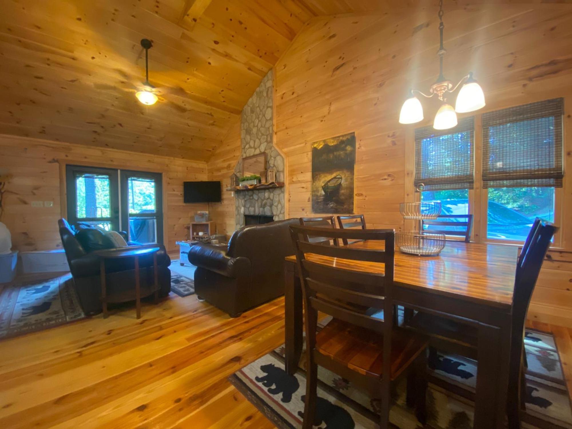 הוילה Cherry Log The Cozy Lazy Laurel With Year-Round Mountain Views, Hot Tub, Fire Pit מראה חיצוני תמונה