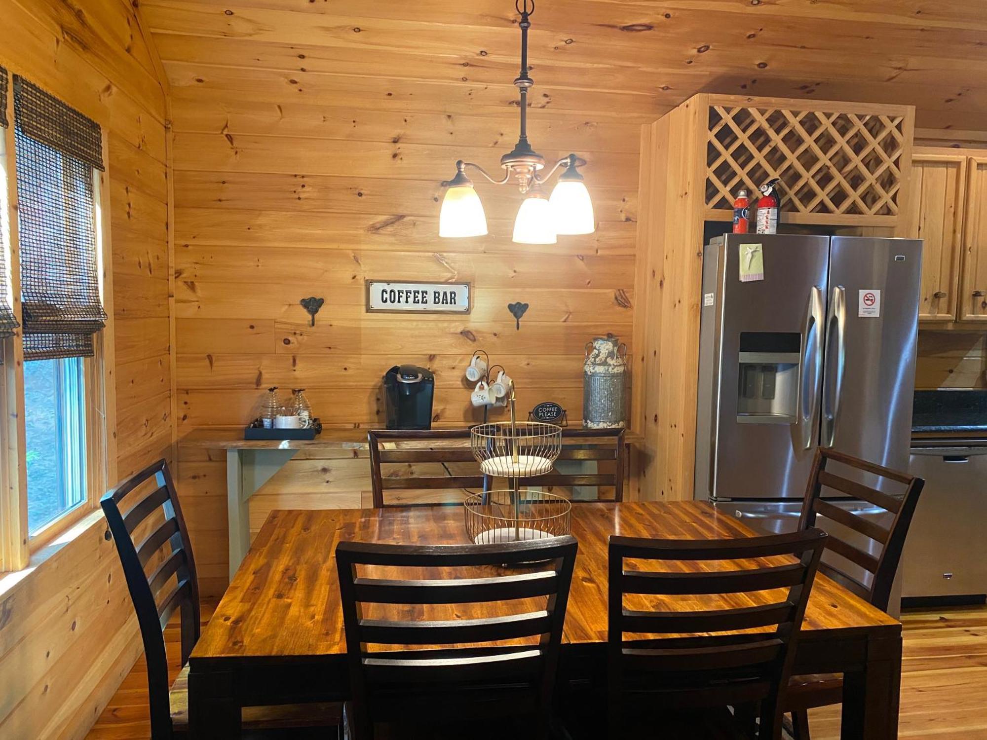 הוילה Cherry Log The Cozy Lazy Laurel With Year-Round Mountain Views, Hot Tub, Fire Pit מראה חיצוני תמונה