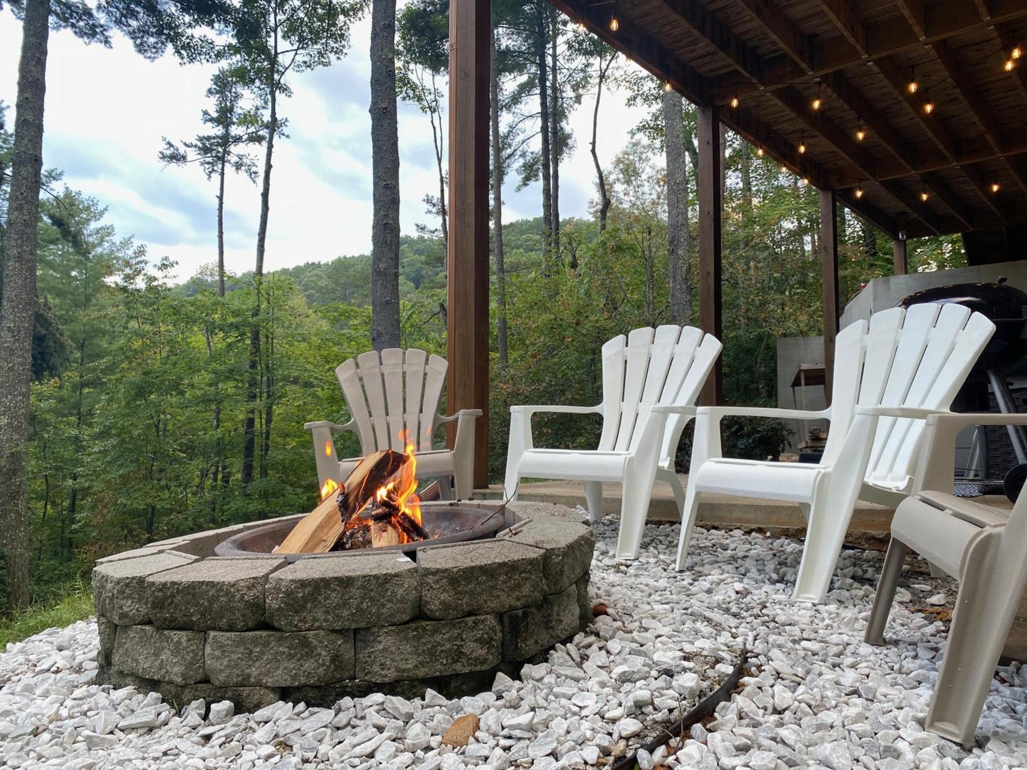 הוילה Cherry Log The Cozy Lazy Laurel With Year-Round Mountain Views, Hot Tub, Fire Pit מראה חיצוני תמונה